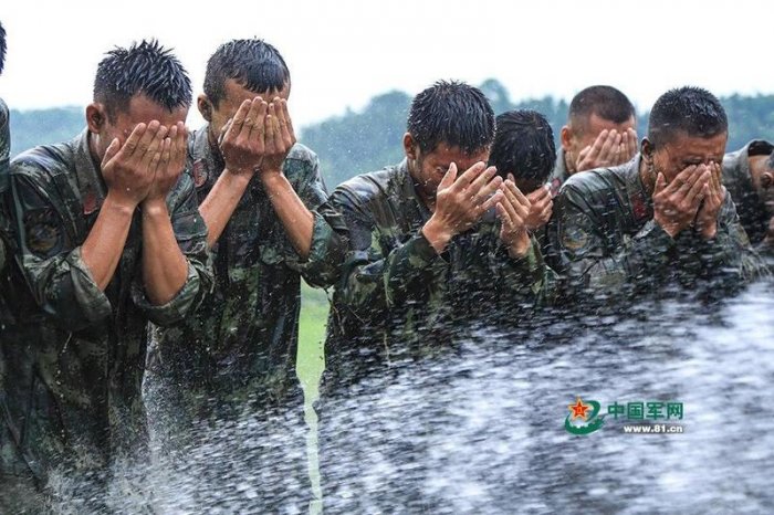 特戰武警對抗演練 軍靴「搶鏡」