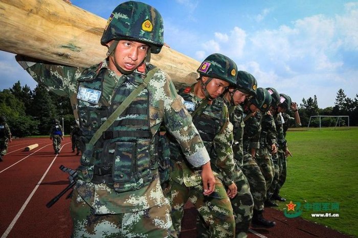 特戰武警對抗演練 軍靴「搶鏡」