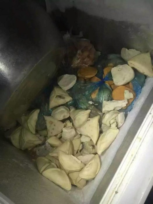 學校給學生吃發霉食物導致細菌感染，現在還有孩子在醫院