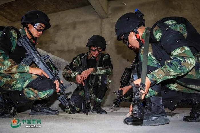 特戰武警對抗演練 軍靴「搶鏡」