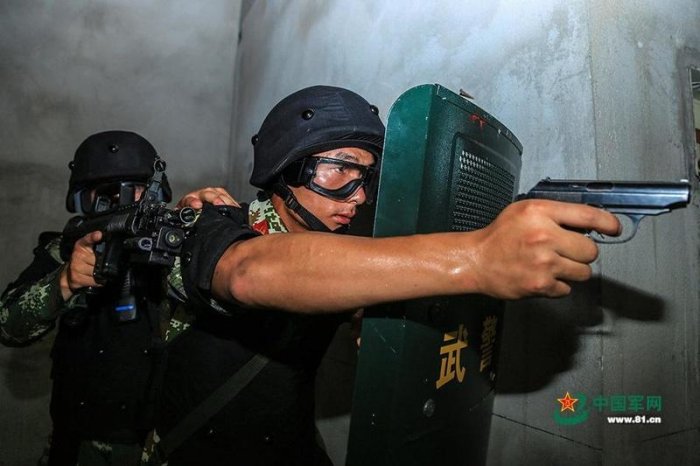 特戰武警對抗演練 軍靴「搶鏡」