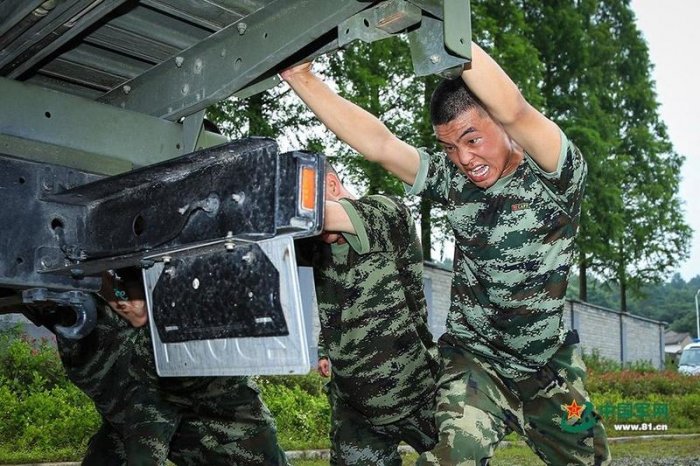 特戰武警對抗演練 軍靴「搶鏡」