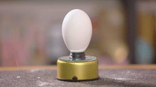 一天不玩蛋就手癢!蛋在他的手裡被玩出了花