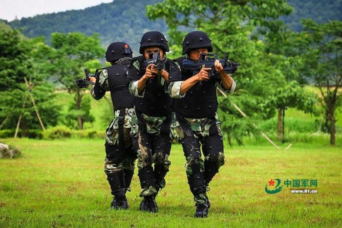 特戰武警對抗演練 軍靴「搶鏡」