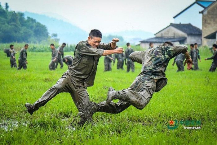 特戰武警對抗演練 軍靴「搶鏡」
