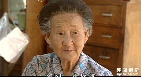 這位當年曾陪掉7棟房子還堅持10元自助餐的「活菩薩阿嬤」96歲去世，讓受照顧的千人來陪同送行...