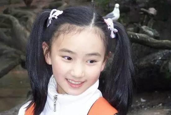 她是童星，和關曉彤一樣沒有長殘，如今是清華高材生