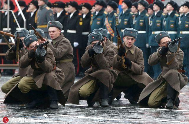 俄羅斯士兵扮蘇聯紅軍參加閱兵 紀念紅場閱兵75周年