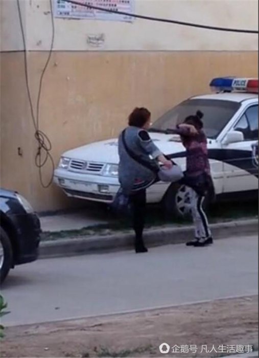 婦女路邊手腳並用教育女兒 路過阿姨都看不下去了