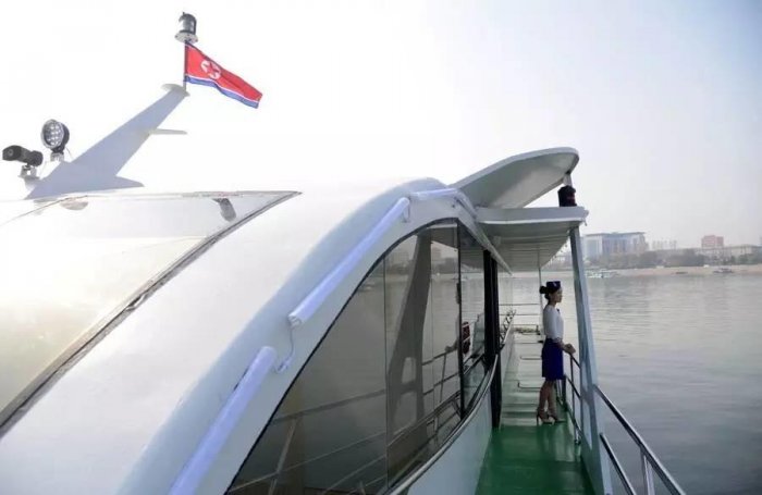 朝鮮太陽能遊艇開始運營 艇上有位孤獨的美女