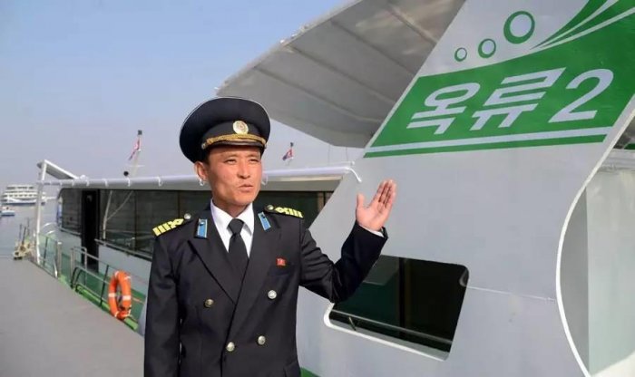 朝鮮太陽能遊艇開始運營 艇上有位孤獨的美女