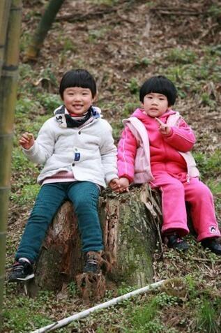 城裡女孩跟表妹上山，撥開樹葉看到這物笑得合不攏嘴