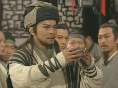 丐帮的打狗棒为什么有黄蓝之分？「黄杆子」，丐帮中的「高富帅」