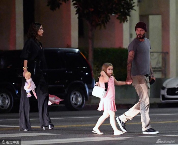 下地走！小七牽爸手過馬路 媽媽負責拎東西