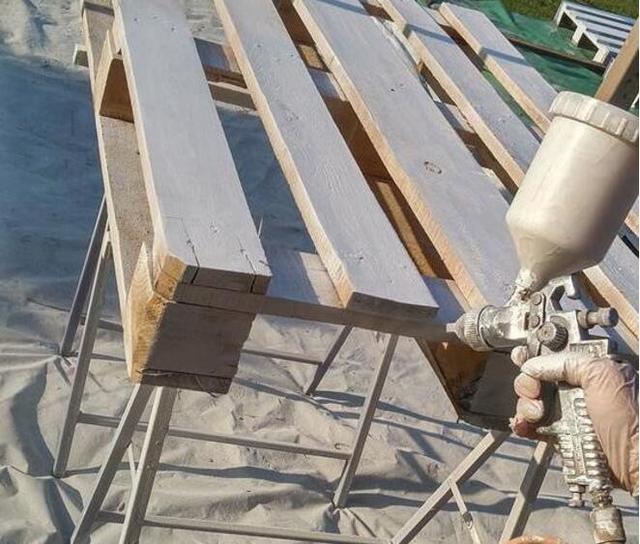 女子找來舊托盤改造一番,第二天自家後花園多個休閑空間