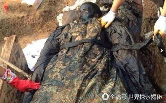 男子工地棺材內挖出官服乾屍，千枚銅錢慘遭工人瓜分
