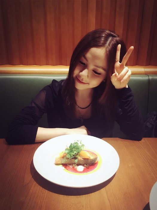 鄧紫棋又玩自拍，除了魚泡嘴賣萌，網友被大耳環吸睛