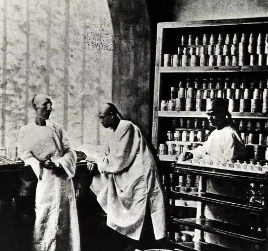 150多年前的中國，悠閑淡定的清朝官員，滿面微笑的地主婆