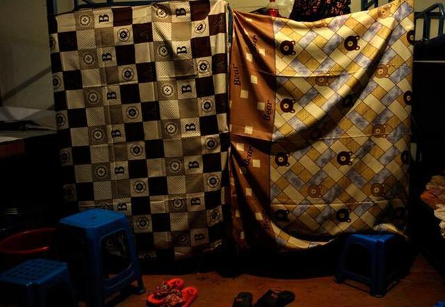 工地上的「夫妻床」，簡陋的毫無隱私可言