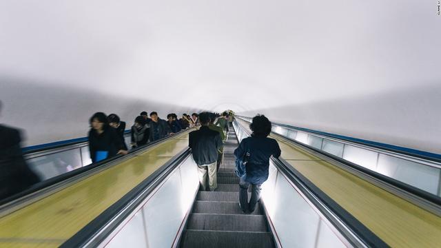 在朝鮮坐地鐵是什麼體驗：人們都很沉默，科幻電影般的色調和氛圍