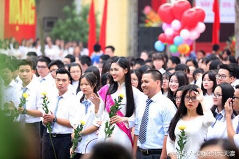 曾經的「校花」，如今已成為「越南小姐」亞軍重返母校謝恩！