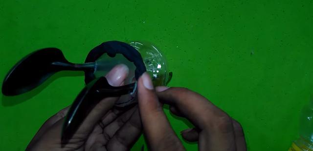 給兩把金屬勺子通電之後,天冷了也不需要開熱水器