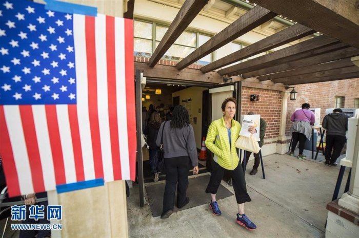 洛杉磯選民參加美國大選提前投票