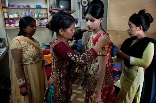 這個國家女孩早早出嫁,家長稱早結婚能避免性騷擾