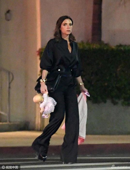 下地走！小七牽爸手過馬路 媽媽負責拎東西