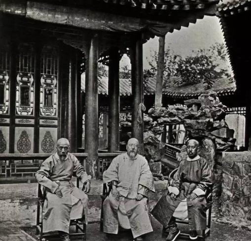 150多年前的中國，悠閑淡定的清朝官員，滿面微笑的地主婆