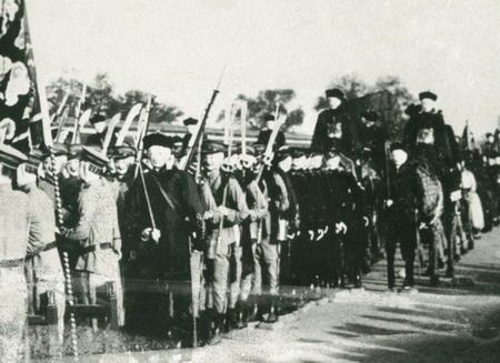 老照片：慈禧奢華送葬真實一幕，上百人抬棺材