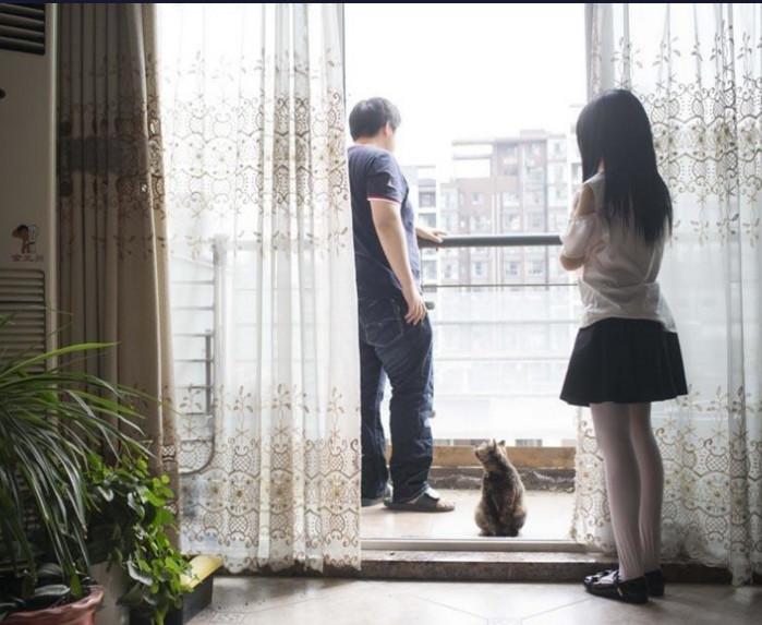 日本一男子不顧旁人眼光，公共場所和「女友」秀恩愛