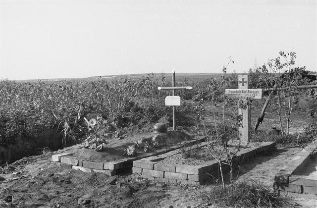 這些戰死的德軍算是幸運的，他們好歹還有一塊墓碑！