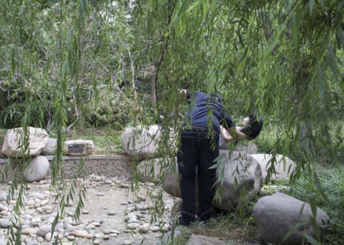 日本一男子不顧旁人眼光，公共場所和「女友」秀恩愛