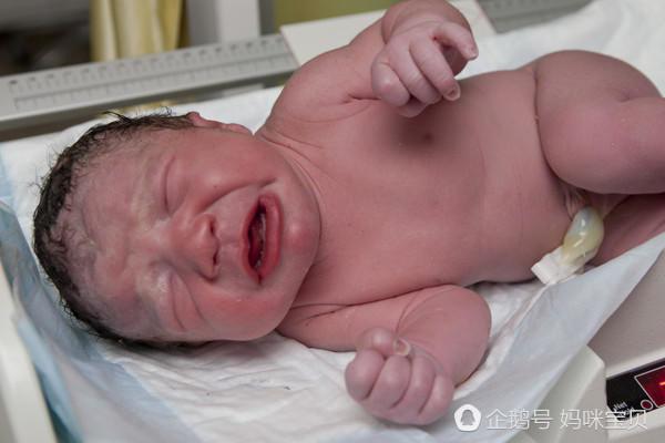 看見剛出生的寶寶，新手媽媽居然被嚇得不知所措