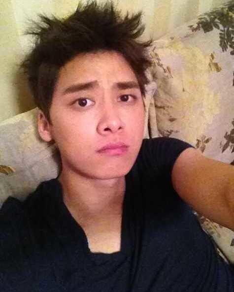 李易峰近照曝光，穿背心和兄弟吃簡易火鍋，好親民