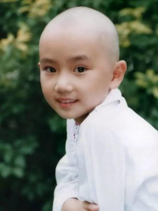 她是童星，和關曉彤一樣沒有長殘，如今是清華高材生