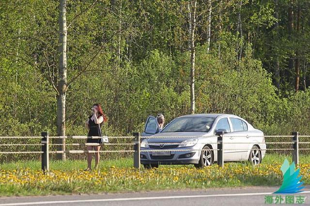 實拍白俄羅斯公路加油站徘徊女郎