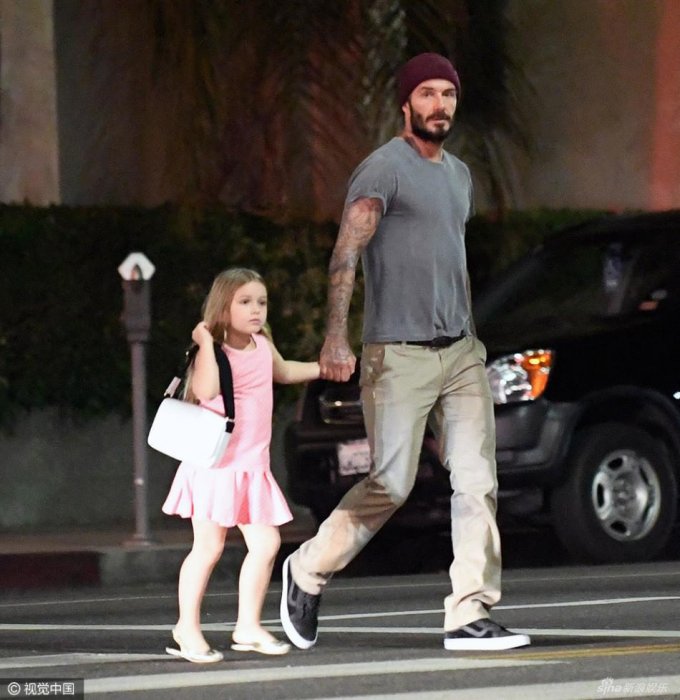 下地走！小七牽爸手過馬路 媽媽負責拎東西