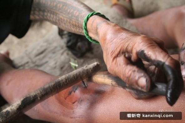 世界上最年長紋身師用鐵鎚荊棘紋身 比現在疼20倍