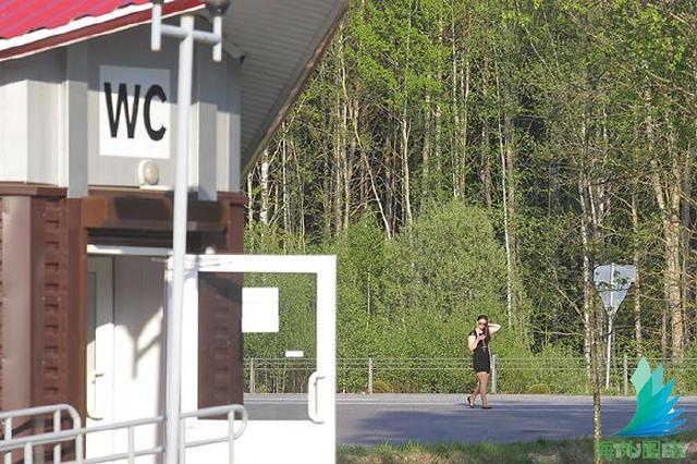 實拍白俄羅斯公路加油站徘徊女郎