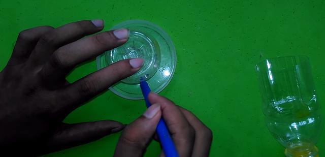 給兩把金屬勺子通電之後,天冷了也不需要開熱水器