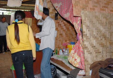 工地上的「夫妻床」，簡陋的毫無隱私可言