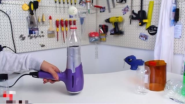 切開塑料瓶插在吹風筒上，乒乓球竟出現有趣的現象