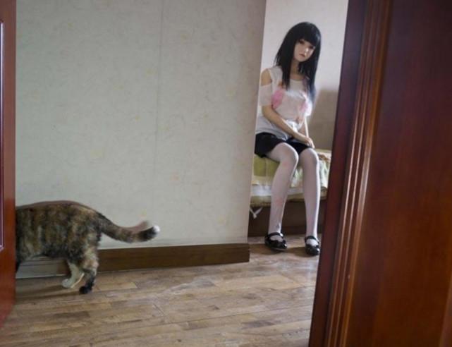 日本一男子不顧旁人眼光，公共場所和「女友」秀恩愛