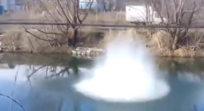 男子用手榴彈炸魚，這收穫太讓人意外了！