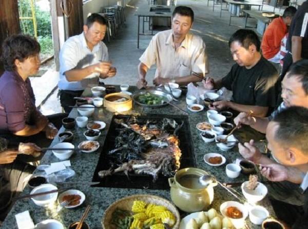 瞧呀，曾經的農村人變成城裡人到農村花錢過農家樂