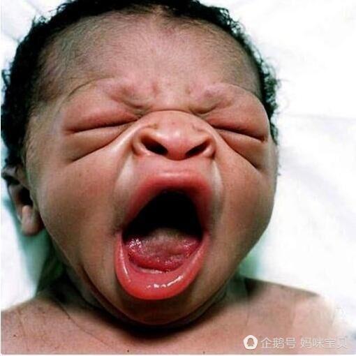 看見剛出生的寶寶，新手媽媽居然被嚇得不知所措