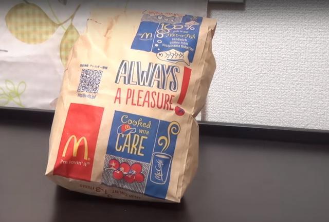 往紙袋裡倒入玉米，放進微波爐後就能做出美味的零食