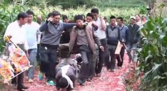 農村這怪異的土葬習俗,讓人感覺真折騰!